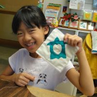 ９歳の可愛いお嬢さん、結ちゃん。学校の自由課題の作品にハワイアンキルトを選びました。初めて針を使っての縫物のようです。カメさんの柄を選んだスタート。なかなか器用な子です。