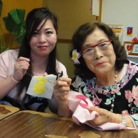 メールで予約を下さってた松本さん。おばあちゃんと一緒です。今回は二人でハワイの文化体験です。おばあちゃんはトートバッグを作る事にしましたが、松本さんは小さいフレームキルトにしました。